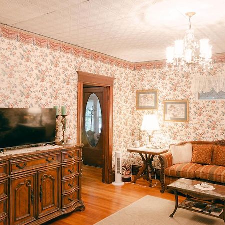 The Wolf Manor Bed & Breakfast Ellinwood Dış mekan fotoğraf