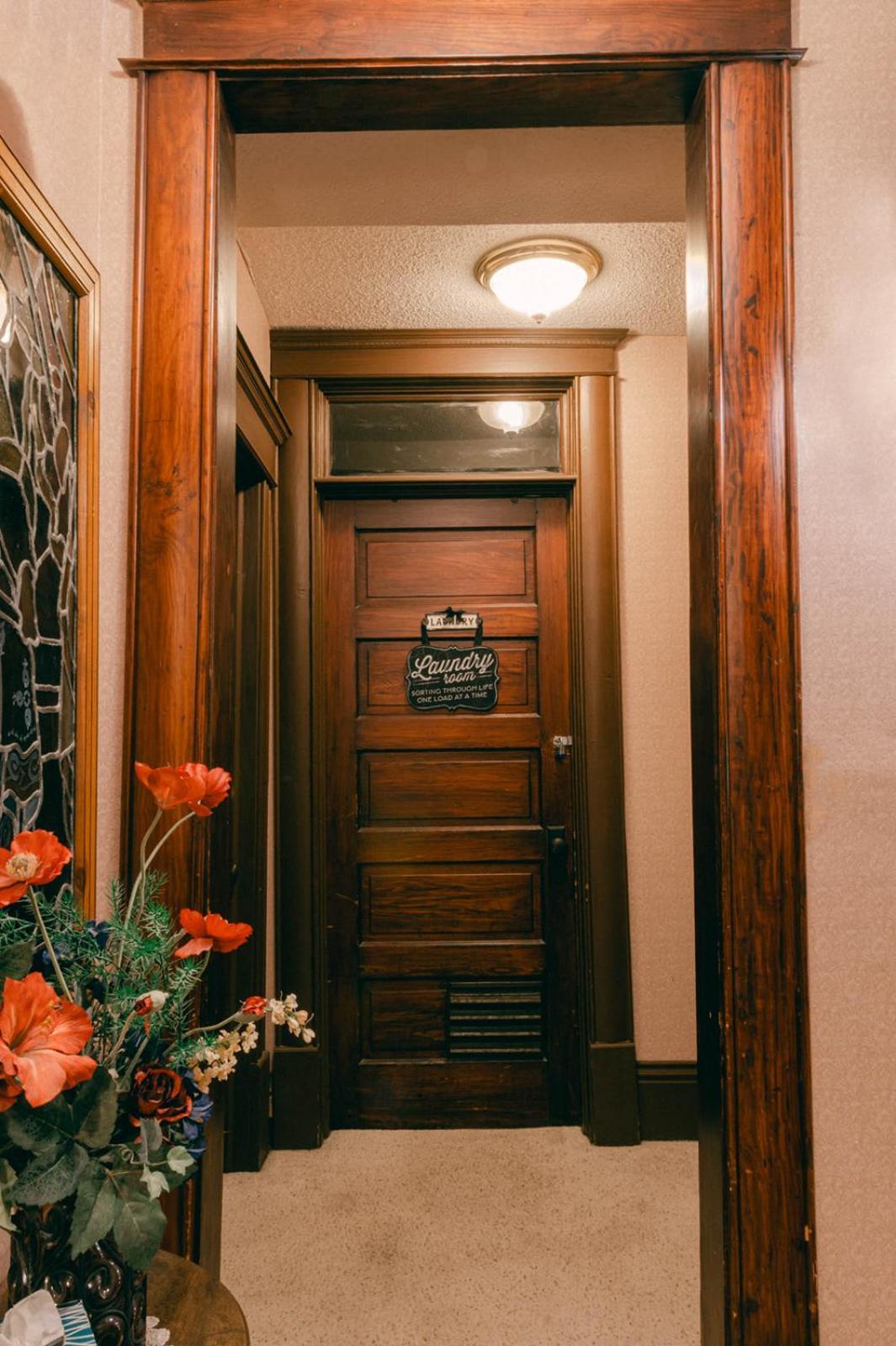 The Wolf Manor Bed & Breakfast Ellinwood Dış mekan fotoğraf
