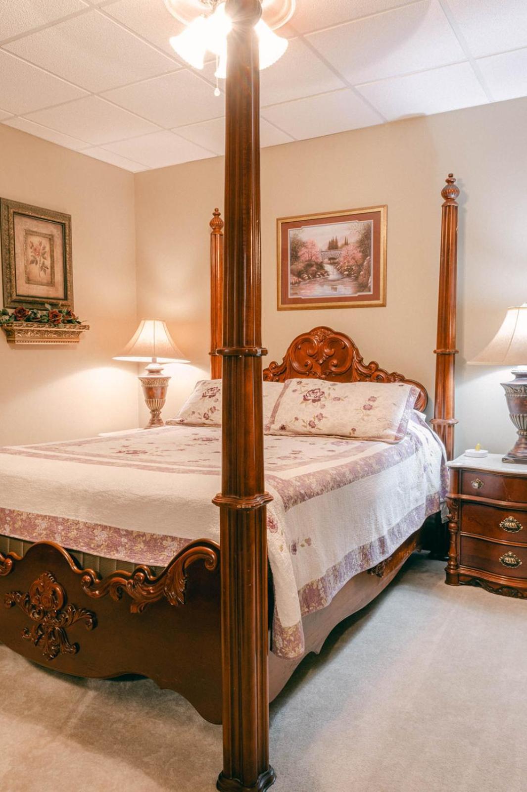 The Wolf Manor Bed & Breakfast Ellinwood Dış mekan fotoğraf