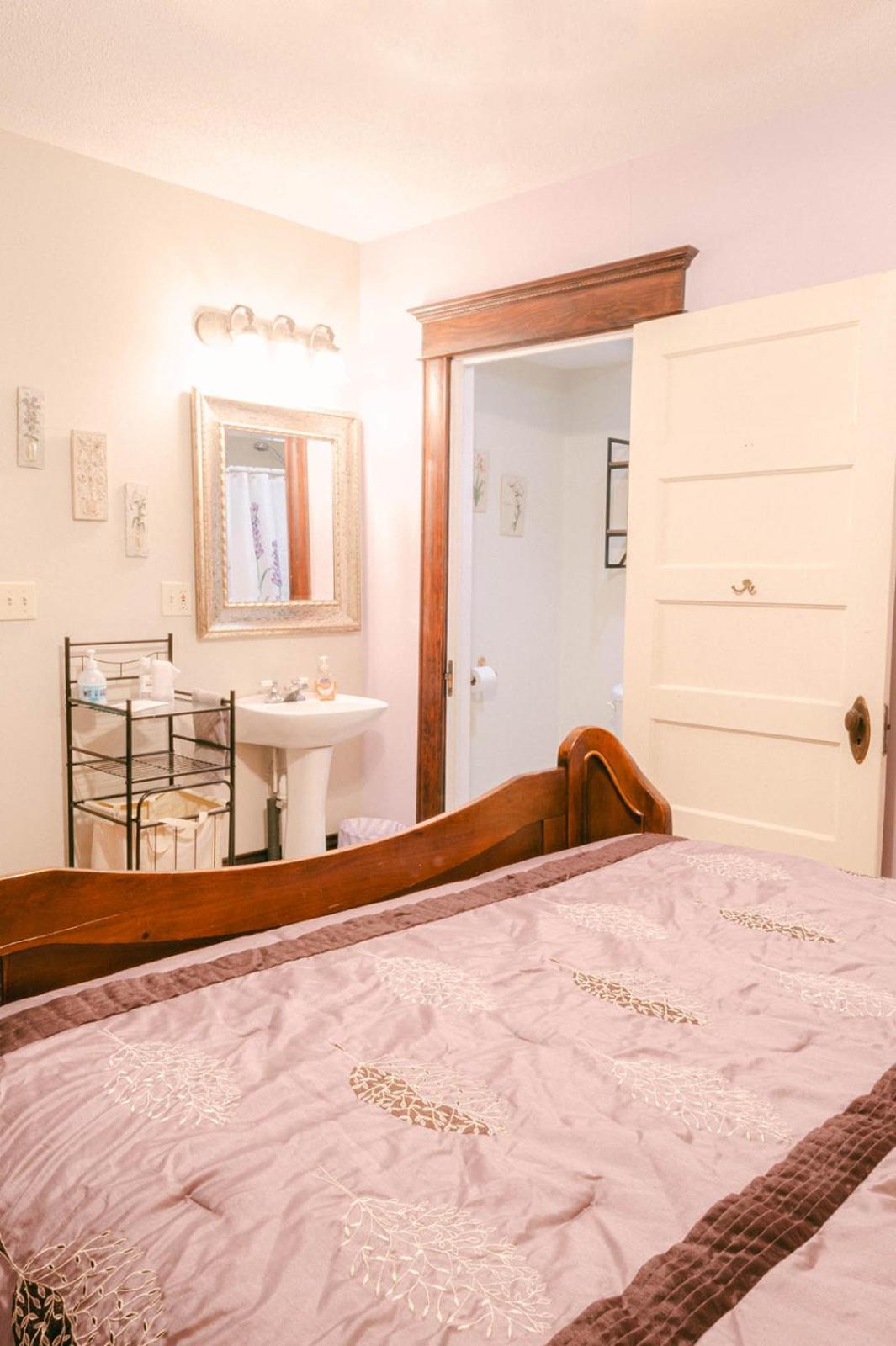 The Wolf Manor Bed & Breakfast Ellinwood Dış mekan fotoğraf