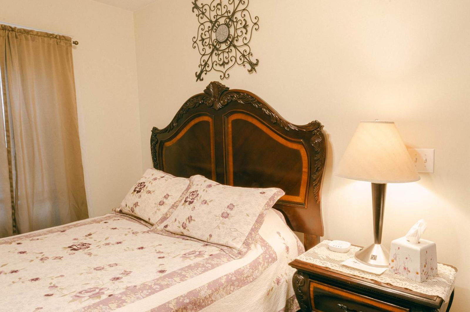 The Wolf Manor Bed & Breakfast Ellinwood Dış mekan fotoğraf