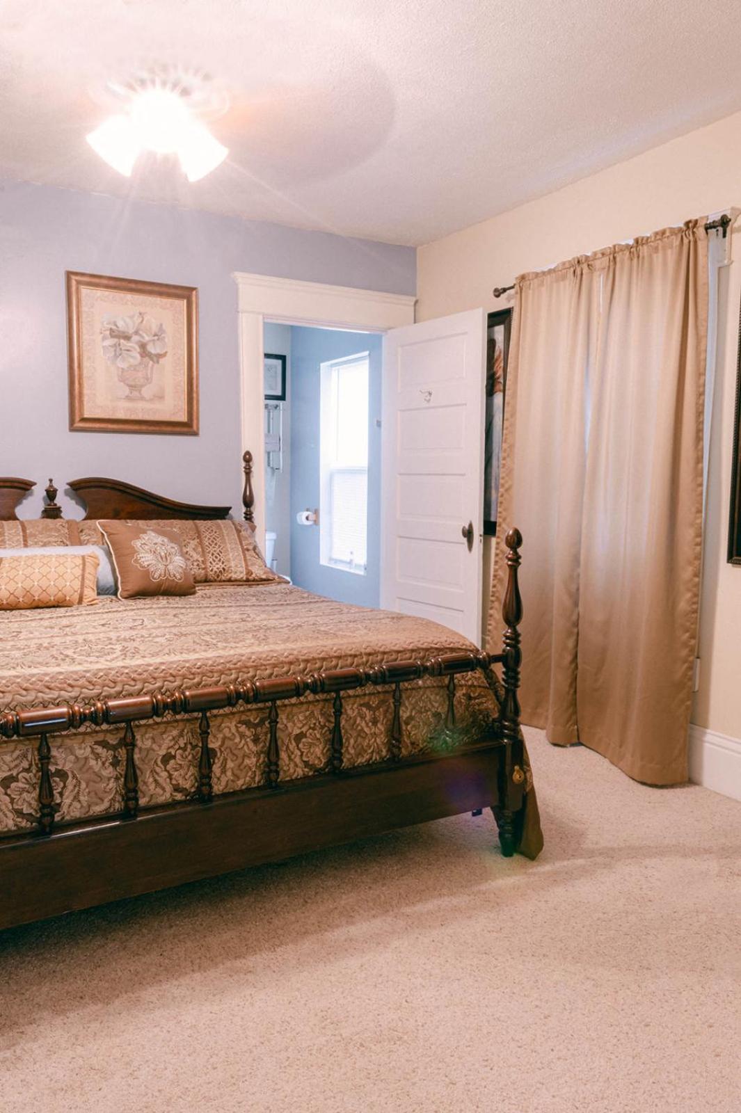The Wolf Manor Bed & Breakfast Ellinwood Dış mekan fotoğraf