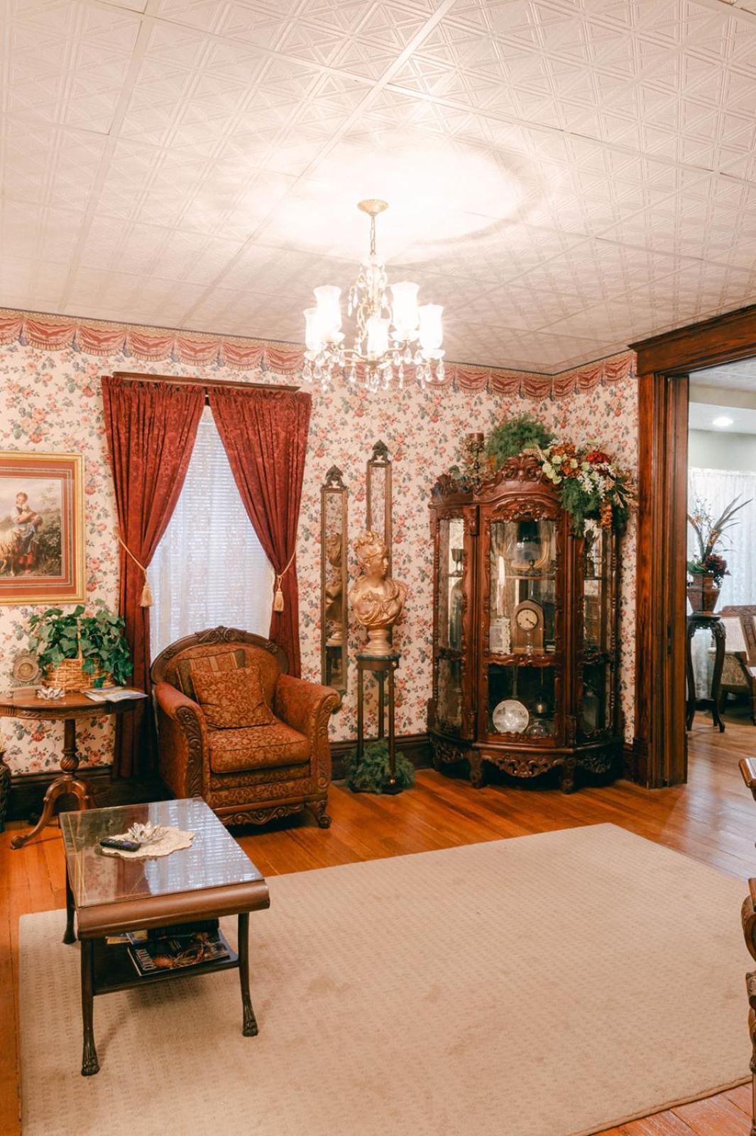 The Wolf Manor Bed & Breakfast Ellinwood Dış mekan fotoğraf