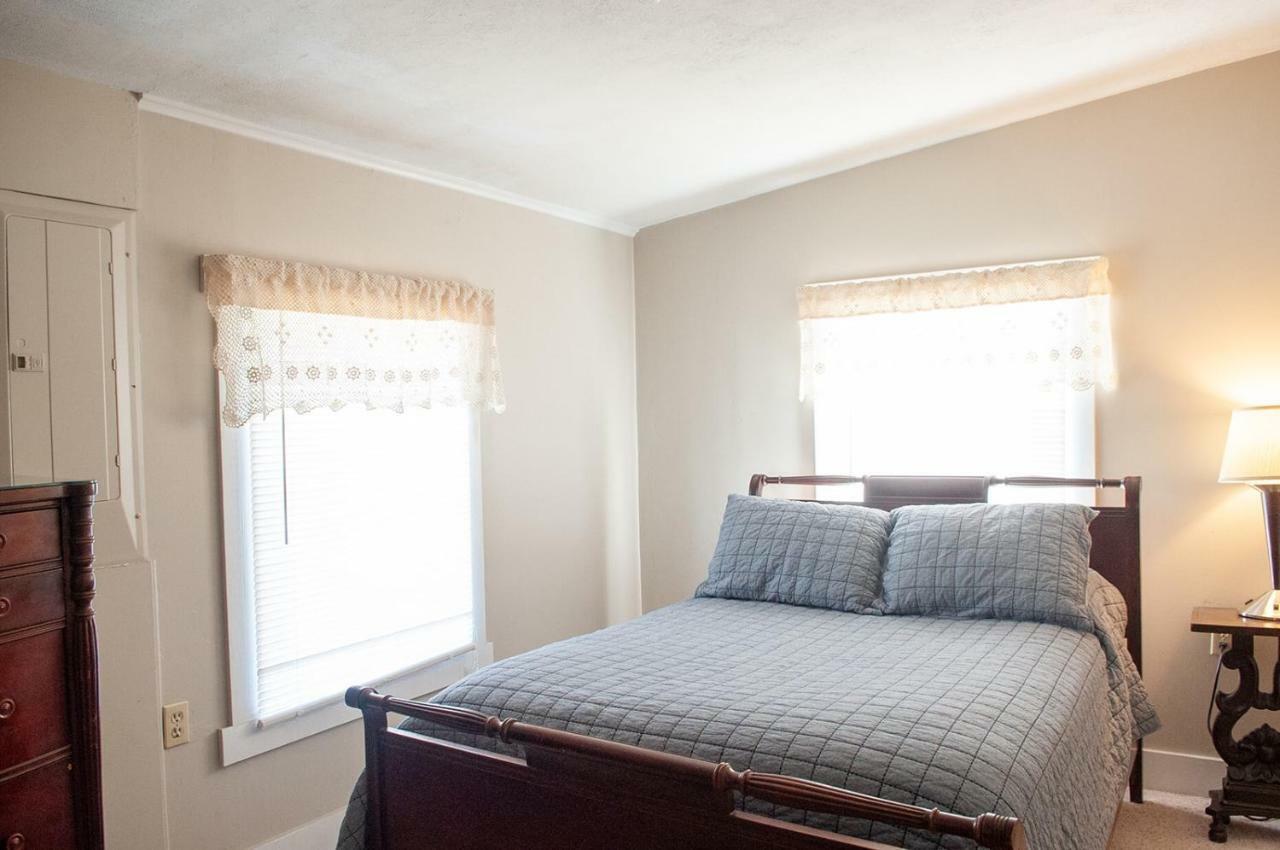 The Wolf Manor Bed & Breakfast Ellinwood Dış mekan fotoğraf